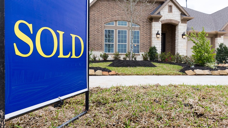 House sold (michelmond/Alamy Stock Photo)