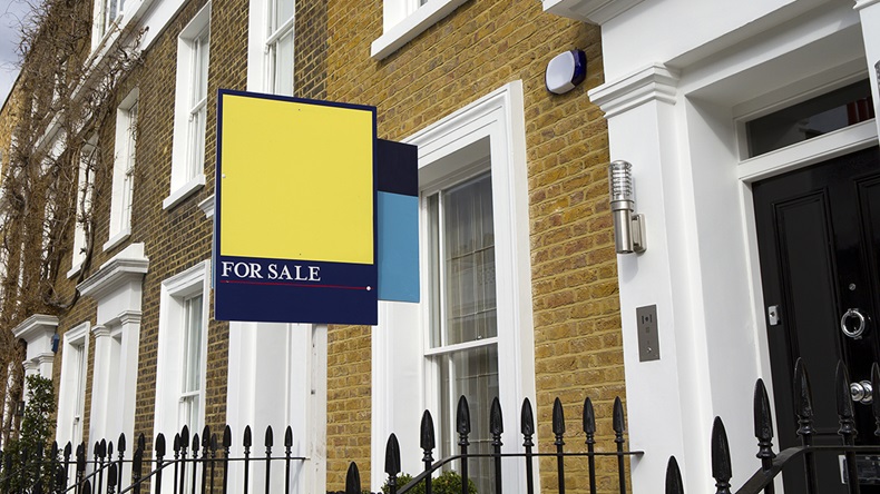 House for sale (Anthony Shaw Photography/Shutterstock.com)