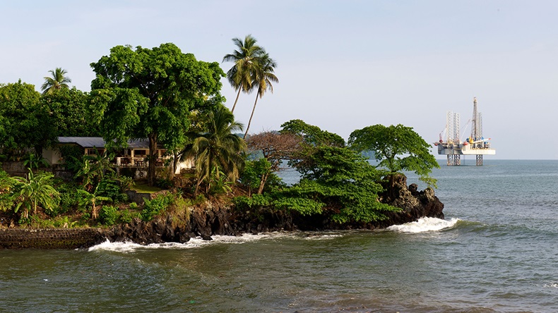 Cameroon oil rig (imageBROKER/Alamy Stock Photo)