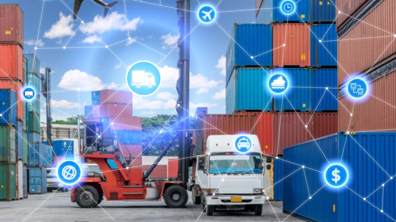 Cargo port connected (Prasit Rodphan/Alamy Stock Photo)