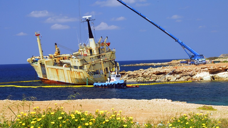 Vessel slavage (Bill Robinson/Alamy Stock Photo)