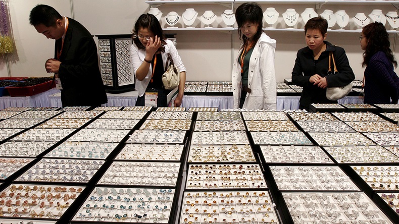 Hong Kong jewellery show (© 2017 Vincent Yu/AP)