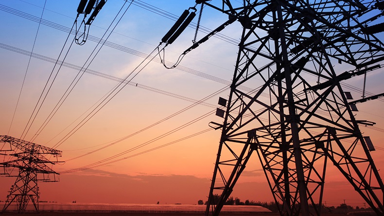 Power lines (zhengzaishuru/Shutterstock.com)