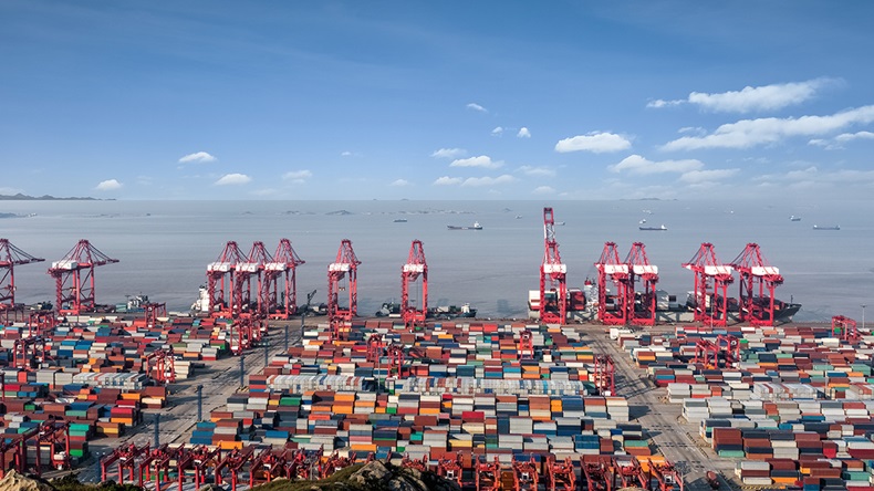 Shanghai harbour (Chuyuss/Shutterstock.com)