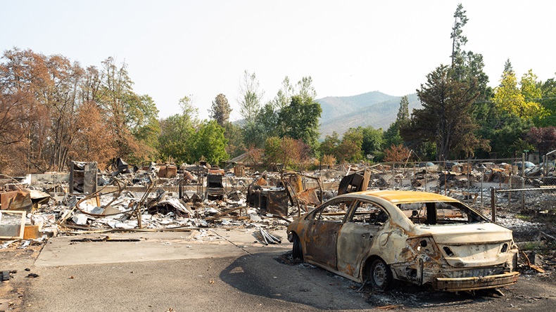 Oregon wildfire (J Robert Williams/Shutterstock.com)
