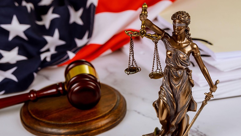 Gavel, US flag, Justicia