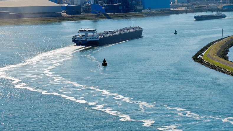 Ship turning, Rotterdam port