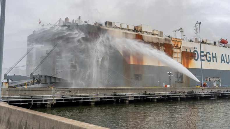 fire on car carrier Höegh Xiamen