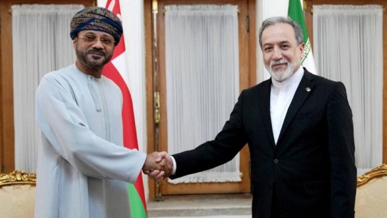 From left: Iranian Foreign Minister Abbas Araghchi meets his Omani counterpart Badr Albusaidi.