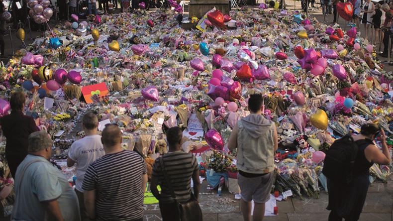 Manchester tribute (© 2017 Emilio Morenatti/AP)